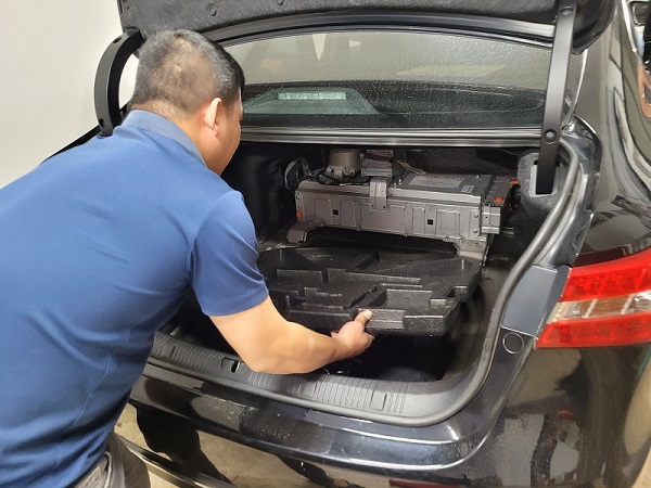 Atlasbattery thay Pin Hybrid Toyota Camry miễn phí công lắp đặt tại nhà cho khách hàng