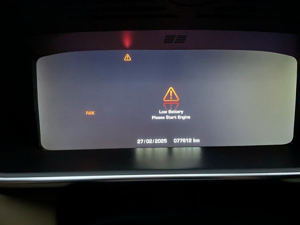 Báo lỗi pin ắc quy yếu trên xe Porsche Cayenne