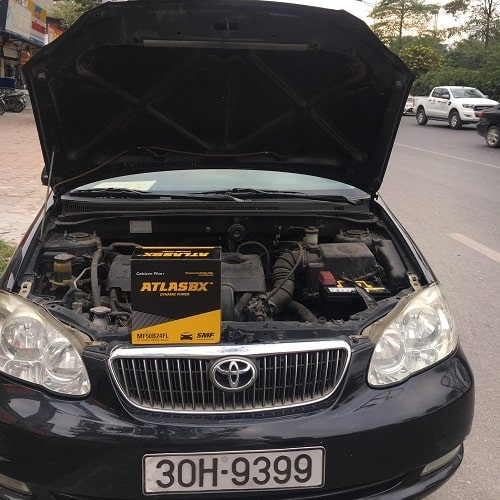 Thay ắc quy Atlas 12V45Ah cho xe Toyota