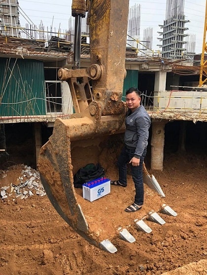 Thay ắc quy máy xúc Komatsu cỡ lớn tận nơi công trình cho khách hàng