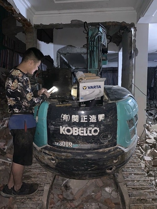 Thay ắc quy cho máy xúc Kobelco tận nơi cho khách hàng