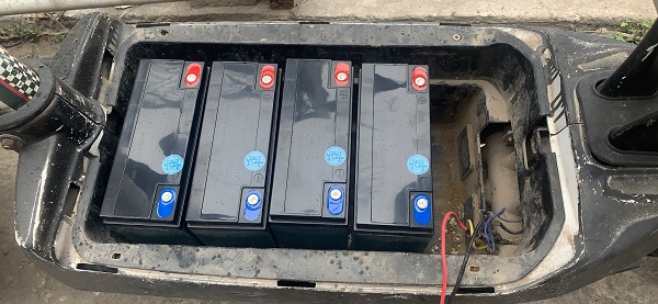 thay ắc quy xe đạp điện 4 bình tận nơi cho khách hàng ở Hà Nội