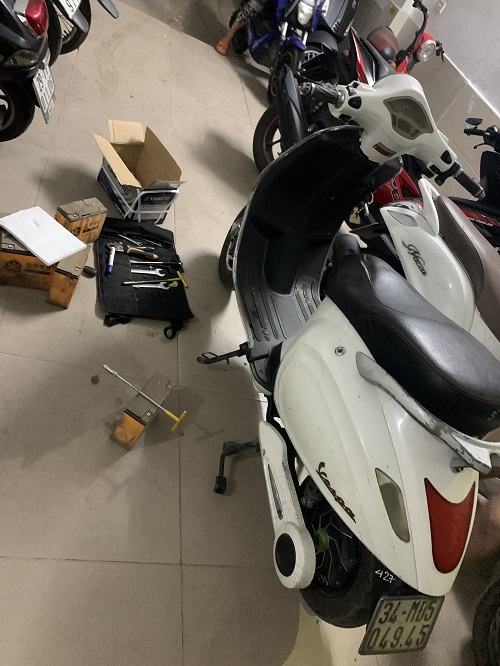 Thay ắc quy xe máy điện Vespa tại nhà khách hàng
