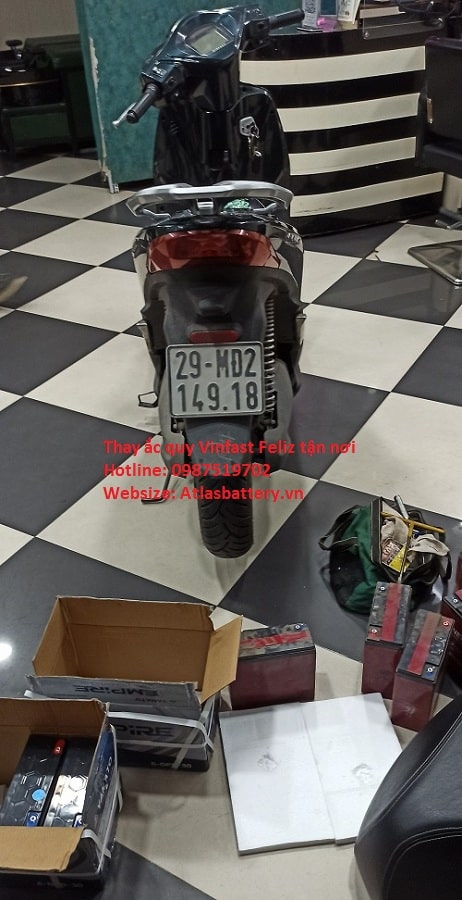 Thay ắc quy xe máy điện Feliz miễn phí tại nhà cho khách hàng tại quận Hà Đông, Hà Nội