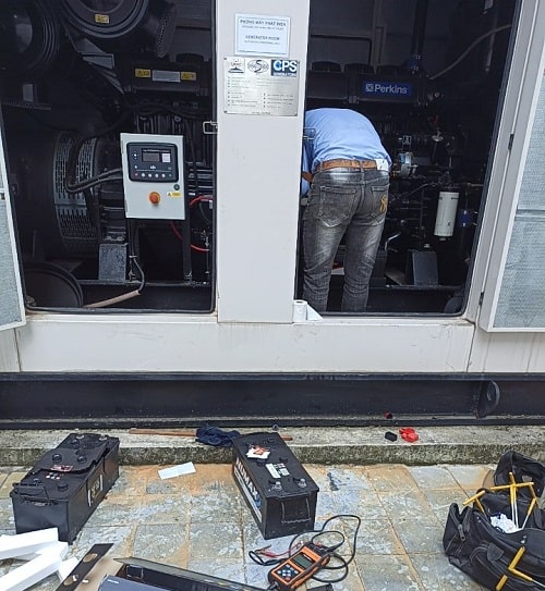 kiểm tra và thay thế ắc quy máy phát điện